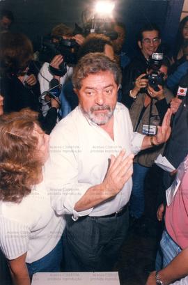 Lula, candidato à presidência pelo PT, no dia da votação em primeiro turno nas eleições de 1998 (São Bernardo do Campo-SP, 17 out. 1998). / Crédito: Autoria desconhecida