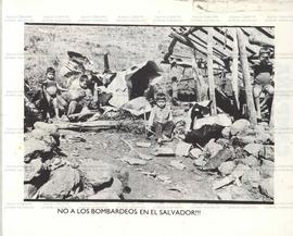 Cartão Postal “No a los bombardeos em El Salvador”, Crianças em meio aos escombros de bombardeio ...