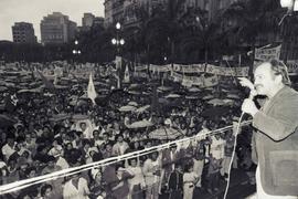 Comício da candidatura “Suplicy governador” (PT) realizado na Praça da Sé nas eleições de 1986 (São Paulo-SP, ago. 1986). Crédito: Vera Jursys
