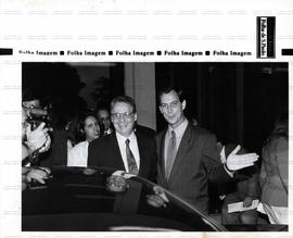 Retrato de Fernando Henrique Cardoso e Ciro Gomes na saída do Ministério da Fazenda (Brasília-DF, 1 jun. 1993). / Crédito: Ailton de Freitas/Folha Imagem.