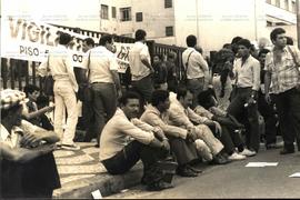 Ato dos vigilantes em greve (Local desconhecido, abr. 1982). / Crédito: Norberto Avelaneda.