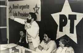 Apresentação à imprensa de candidaturas do PT às prefeituras nas eleições de 1988 (Local desconhecido, 05 ago. 1988). / Crédito: Roberto Parizotti