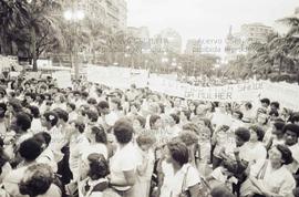 Ato de 8 de Março, Dia Internacional da Mulher, na Praça da Sé (São Paulo-SP, 08 mar. 1985). Crédito: Vera Jursys