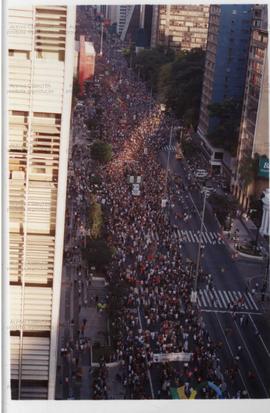 6o. Parada do Orgulho GLBT, na Avenida Paulista, nas eleições de 2002 (São Paulo-SP, [2 jun. 2002...