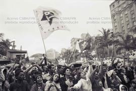 Comício da candidatura “Suplicy governador” (PT) realizado na Praça da Sé nas eleições de 1986 (São Paulo-SP, ago. 1986). Crédito: Vera Jursys