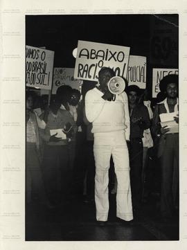 Ato p&uacute;blico [contra o assassinato do oper&aacute;rio negro Robson Silveira da Luz?] organizado pelo Movi...