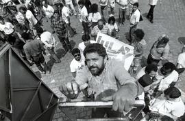 Comício em porta de fábrica promovido pela candidatura &#039;Lula Presidente” (PT) nas eleições de 1989 (Santo André-SP, 30 out. 1989). / Crédito: Nair Benedicto
