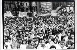 Comício na praça da Sé pelas Diretas, promovido pelo PT em antecipação à eleição presidencial (São Paulo, 1987). / Crédito: Lisy Leuba Salum