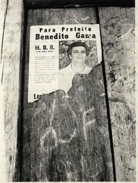 Cartaz do candidato a prefeito Benedito Gama (MDB) fixado em Trindade (Parati-RJ, Data desconhecida). / Crédito: Ennio Brauns Filho.