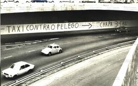 Campanha eleitoral dos taxistas para a Chapa 3 (São Paulo-SP, jun. 1981). / Crédito: Mário Dalcen...