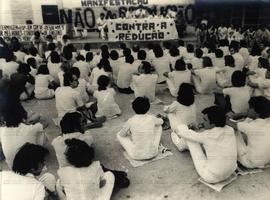 Ato público dos funcionários do Servidor Público em greve contra a redução de vagas para residentes (Local desconhecido, 21 set. 1978). / Crédito: Eliana Assumpção.