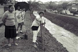 Obras de saneamento básico realizadas pela Prefeitura Municipal de São Paulo (São Paulo-SP, 1989). Crédito: Vera Jursys