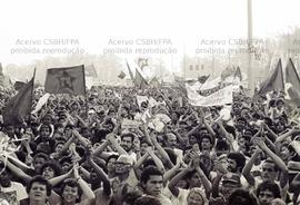 Ato da candidatura “Suplicy prefeito” (PT), realizado em frente a Assembleia Legislativa nas eleições de 1985 (São Paulo-SP, 13 out. 1985). Crédito: Vera Jursys