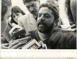 Entrevista de Lula à imprensa no dia da votação das eleições de 1989 ([São Bernardo do Campo-SP, 15 nov. 1989). / Crédito: Roberto Parizotti/Conselho Deliberativo Municipal do PT-SP.