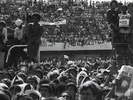 Assembléia dos metalúrgicos no Estádio da Vila Euclides em ato do 1º de Maio (São Bernardo do Campo-SP, 1980). / Crédito: Silvestre P. Silva.