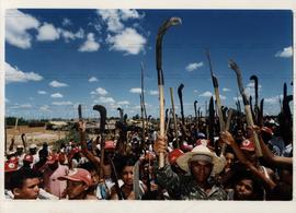 Ação dos trabalhadores sem terra do Nordeste contra a fome (Petrolina-PE, 6 mai. 1998). / Crédito: Ed Ferreira/Agência Estado.