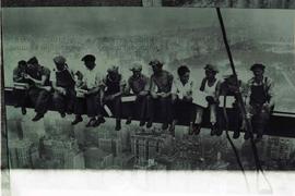 Evento não identificado [Reprodução de fotografia clássica de trabalhadores nos EUA] (Local desco...