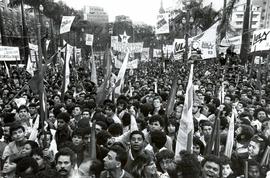 Comício da candidatura “Lula Presidente” (PT) na praça da Sé nas eleições de 1989 (São Paulo-SP, 17 set. 1989). / Crédito: Paula Simas