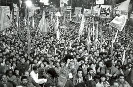 Comício da candidatura “Lula Presidente” (PT) na praça da Sé nas eleições de 1989 (São Paulo-SP, 17 set. 1989). / Crédito: Esdras Martins