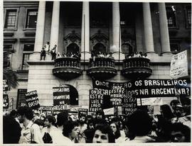 Ato pelos brasileiros desaparecidos na Argentina, realizado em frente a Faculdade de Direito São Francisco (São Paulo-SP, [1979?]).  / Crédito: Jesus Carlos.