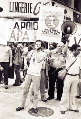 Campanha da Chapa 1 das eleições do Sindicato dos Empregados em Estabelecimentos Bancários do Estado de São Paulo no Centro (São Paulo-SP, 1982). Crédito: Vera Jursys
