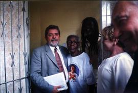 Visita da candidatura &quot;Lula Presidente&quot; (PT) à Senzala do Barro Preto, onde funciona a ...