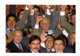 Parlamentares comemoram votação da emenda da quebra do monopólio do Petróleo (Brasília-DF, 7 jun. 1995). / Crédito: Sérgio Lima/Folha Imagem.
