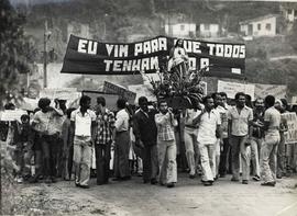 [Procissão por melhores condições de vida de moradores do bairro Lobato (Salvador-BA, set. 1978)....