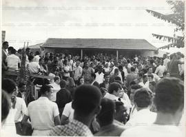 Reunião de trabalhadores [metalúrgicos?] em greve em frente ao sindicato (Contagem-MG, abr. 1968). / Crédito: Autoria desconhecida.