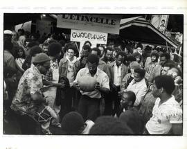 [Festa do Partido Comunista Francês (PCF) em apoio às lutas políticas dos trabalhadores latino-americanos (Paris-França, 9 e 10 set. 1978).] / Crédito: Ari Cândido Fernandes/Gamma.