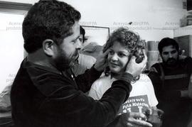 Lula, cadidato à Presidência pelo PT, em votação de segundo turno das eleições de 1989 (São Bernardo do Campo-SP, 15 nov. 1989). / Crédito: Paula Simas