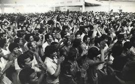 Assembleia dos trabalhadores em geve da fábrica Fiat (Local desconhecido, 27 jul. 1979). / Crédit...