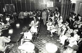 Reunião entre parlamentares e moradores do bairro Alvorada na Assembleia Legislativa do Rio Grande do Sul (Porto Alegre-RS, 8 mar. 1979).  / Crédito: Autoria desconhecida.