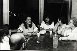 Encontro de Lidia, assistente social na Nicarágua, e Clara Charf (PT), na Camara Municipal (Local desconhecido, 13 fev. 1985). / Crédito: Vera Jursys.