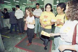 Protesto da campanha contra demissões realizado por bancários em agência Bradesco na Rua XV de Novembro (São Paulo-SP, [1996?]). Crédito: Vera Jursys