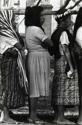 Mulheres descalças em fila (El Salvador, Data desconhecida). / Crédito: Tacachihua Yapali.