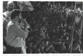 Comício da campanha Lula presidente em frente a Prefeitura Municipal nas eleições de 1989 (Porto Alegre-SP, 6 out. 1989). / Crédito: Autoria desconhecida/Assessoria de Imprensa da Assembleia Legislativa do Rio Grande do Sul.