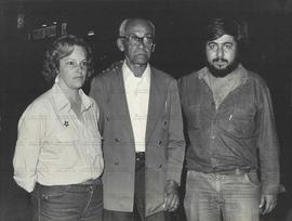 Candidatos do PT retratados em evento não identificado ([Osasco-SP, 1980-1982?]). / Crédito: Autoria desconhecida.