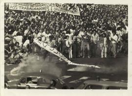 A grande passeata dos 20 mil estudantes no Viaduto do Chá (São Paulo-SP, mai. 1977). / Crédito: Autoria desconhecida.