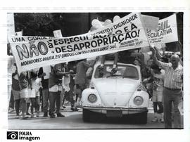 Passeata do Movimento Pinheiros Vivo, na avenida Faria Lima, contra a especulação imobiliária e a desapropriação (São Paulo-SP, 3 abr. 1993).  / Crédito: Hélcio Toth/Folha Imagem.
