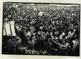 Ato público na praça da Sé em defesa dos metalúrgicos em greve no ABC (São Paulo-SP, [24 abr. 1980]). / Crédito: Jesus Carlos.