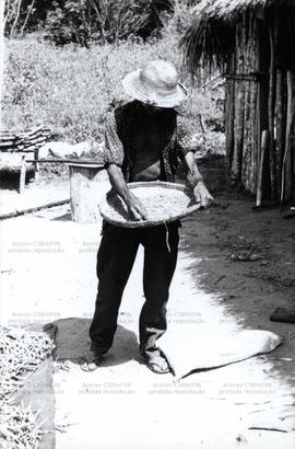 Família de trabalhador rural retratada no seu cotidiano (Buriticupu-MA, 1986).  / Crédito: Milton...