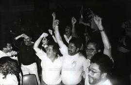 Partida da seleção brasileira na Copa do Mundo de futebol na sede do Sindicato dos Metalúrgicos ([São Bernardo do Campo-SP, 1994]). / Crédito: Roberto Parizotti.