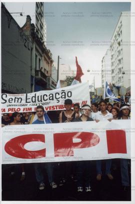 Ato de Estudantes descendo a Av. Brigadeiro Luiz Antônio (São Paulo-SP, Data desconhecida). / Cré...