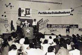 Ato de candidaturas do PT realizado na PUC-SP nas eleições de 1982 (São Paulo-SP, 1982). Crédito: Vera Jursys