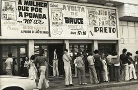Pessoas na fila do cinema (Local desconhecido, [1978?]).  / Crédito: João Roberto Martins Filho.