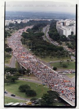 Marcha dos trabalhadores sem terra a Brasília, Marcha dos cem mil (Brasília-DF, 17 abr. 1997). / Crédito: Ormuzd Alves/Folha Imagem.