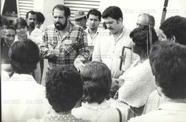 Prefeito Gilson Menezes (PT) dialoga com eleitores no Paço Municipal (Diadema-SP, 1985). / Crédit...
