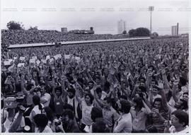 [Assembleia dos metalúrgicos do ABC no estádio da Vila Euclides (São Bernardo do Campo-SP, 1980)....
