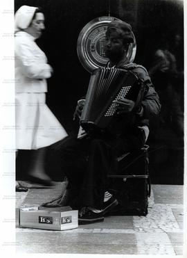 Retrato de mendigo cego tocando acordeom na Rua São Bento (São Paulo-SP, Data desconhecida). / Cr...